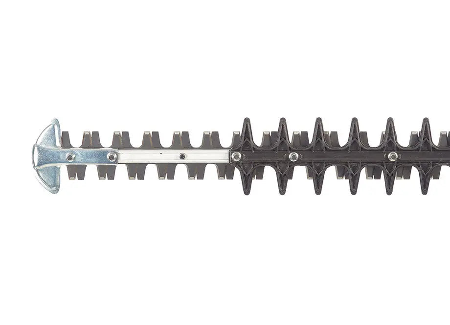 Benzin-Heckenschere Anova CG2360 84368090 – 55 cm Schnittlänge im Einsatz an einer Hecke
