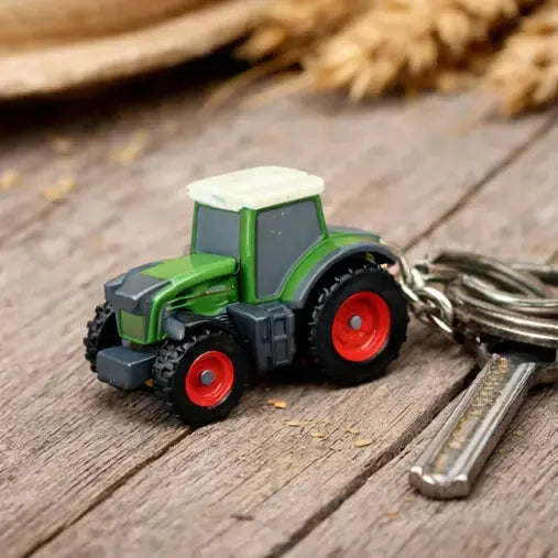 Detailansicht des Schlüsselanhänger Fendt 939 Vario Miniaturmodell am Schlüsselring