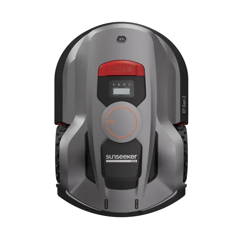 Mähroboter Sunseeker Elite X7 Gen2 beim Mähen an einem Hang mit Allrad-Antrieb